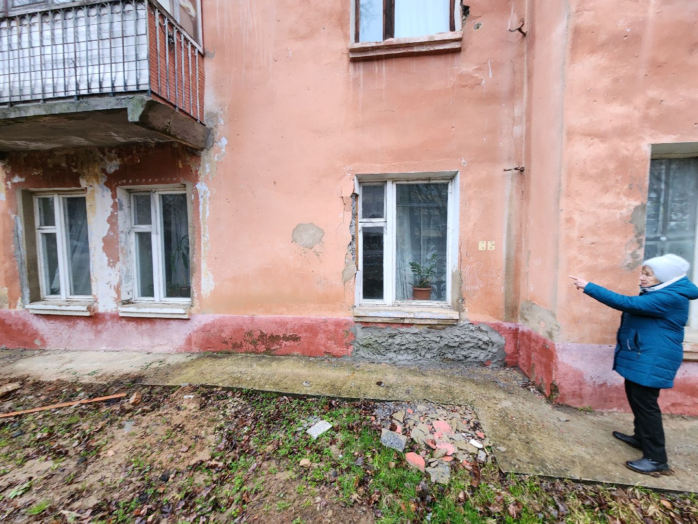 Чехов, поселок Любучаны, выездная администрация, встреча с жителями, обращения граждан, улица Заводская, текущий ремонт, отмостка, фасад, цоколь, мбу чеховское благоустройство,