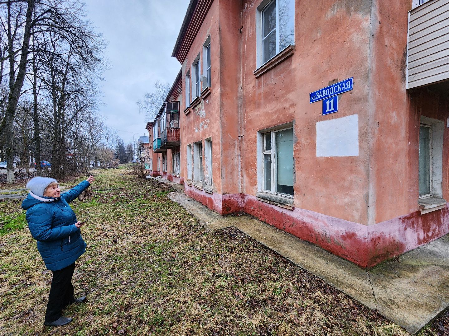 Чехов, поселок Любучаны, выездная администрация, встреча с жителями, обращения граждан, улица Заводская, текущий ремонт, отмостка, фасад, цоколь, мбу чеховское благоустройство,