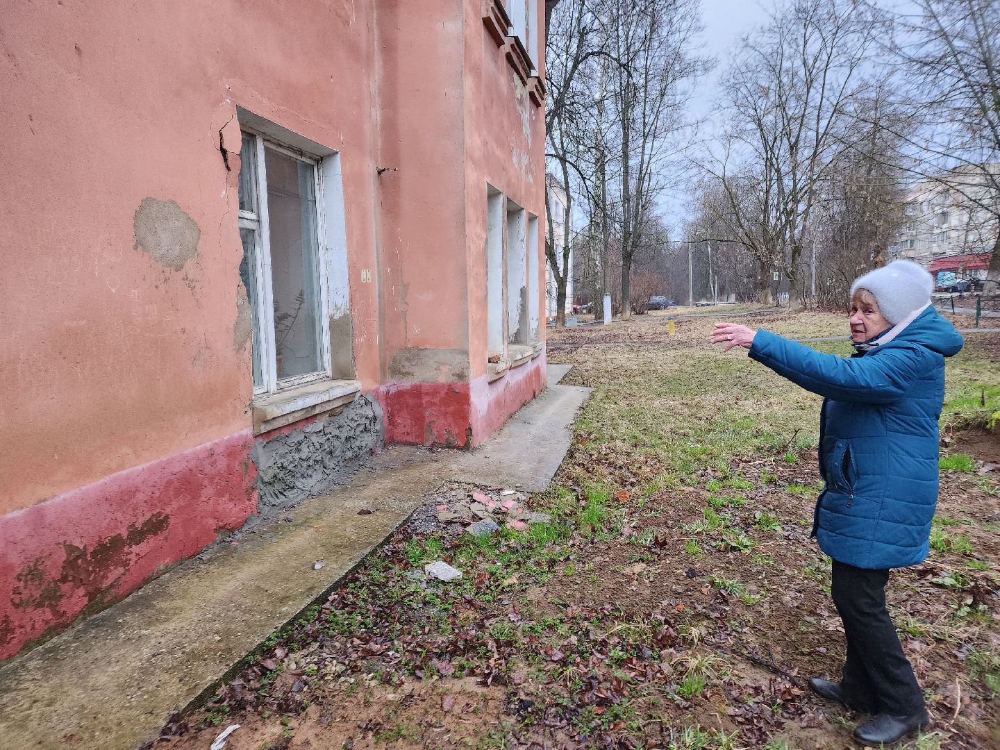 Чехов, поселок Любучаны, выездная администрация, встреча с жителями, обращения граждан, улица Заводская, текущий ремонт, отмостка, фасад, цоколь, мбу чеховское благоустройство,