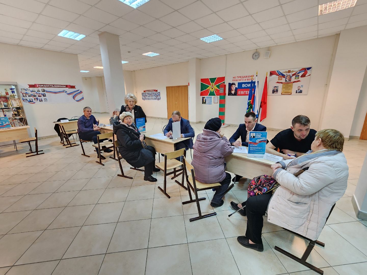 Чехов, поселок Любучаны, выездная администрация, встреча с жителями, обращения граждан, улица Заводская, текущий ремонт, отмостка, фасад, цоколь, мбу чеховское благоустройство,