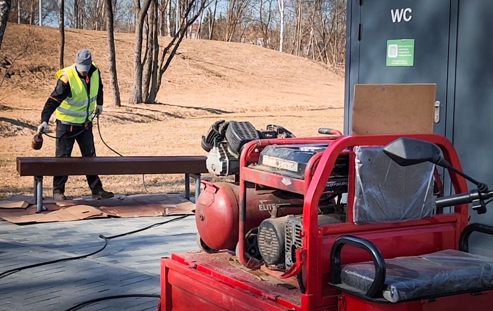 Бронницы, Благоустройство парка, Бронницкий Луг, Красят лавочки,