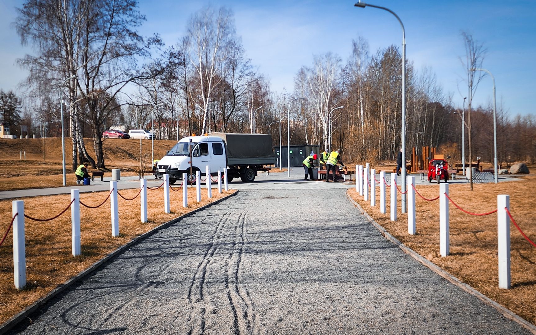 Бронницы, Благоустройство парка, Бронницкий Луг, Красят лавочки,