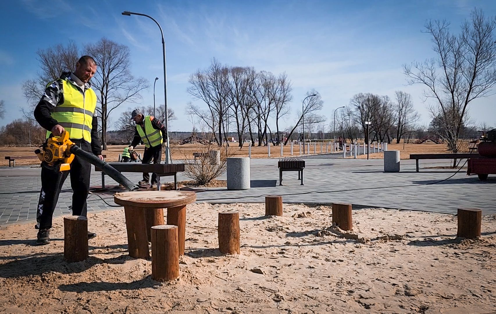 Бронницы, Благоустройство парка, Бронницкий Луг, Красят лавочки,