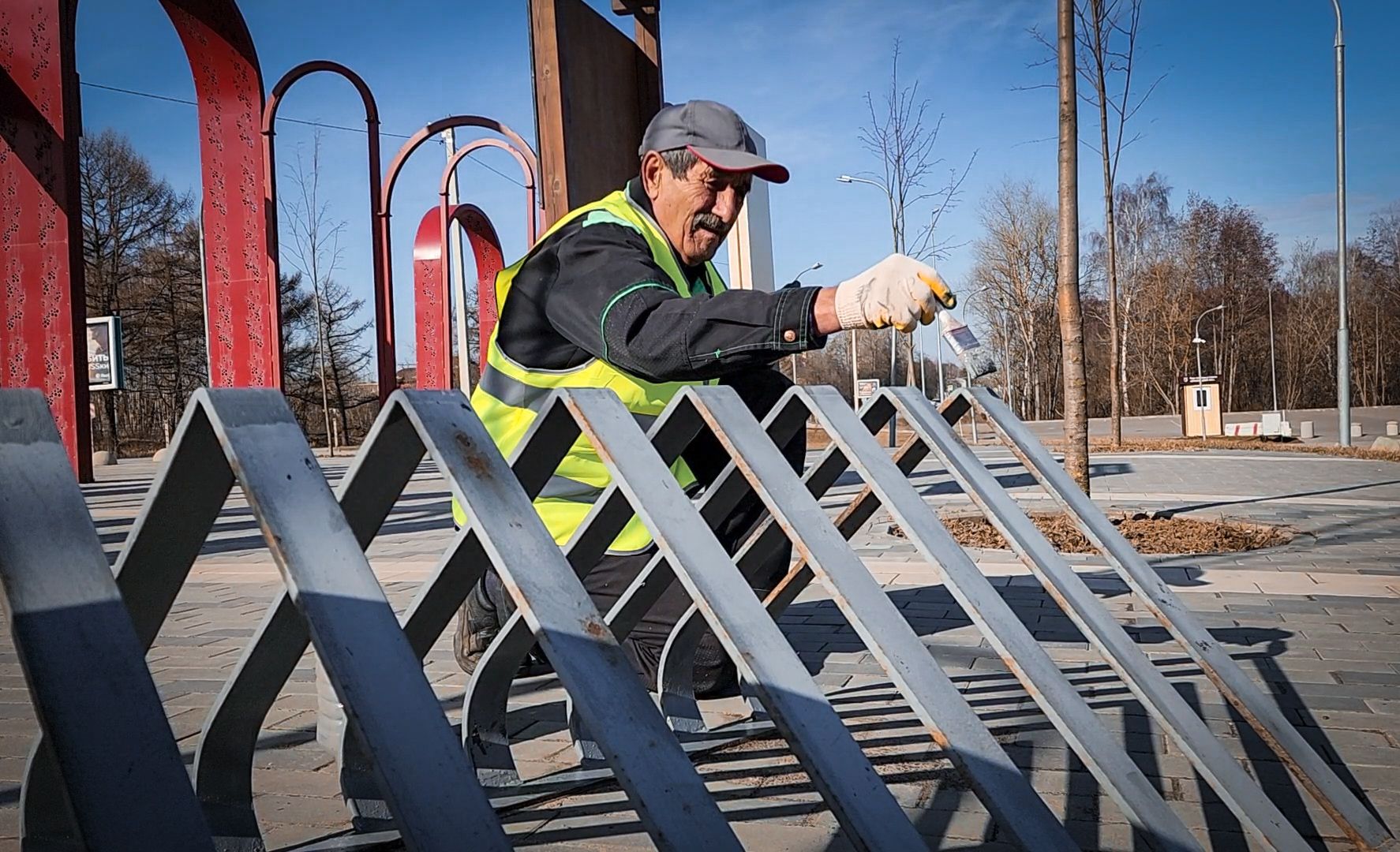 Бронницы, Благоустройство парка, Бронницкий Луг, Красят лавочки,