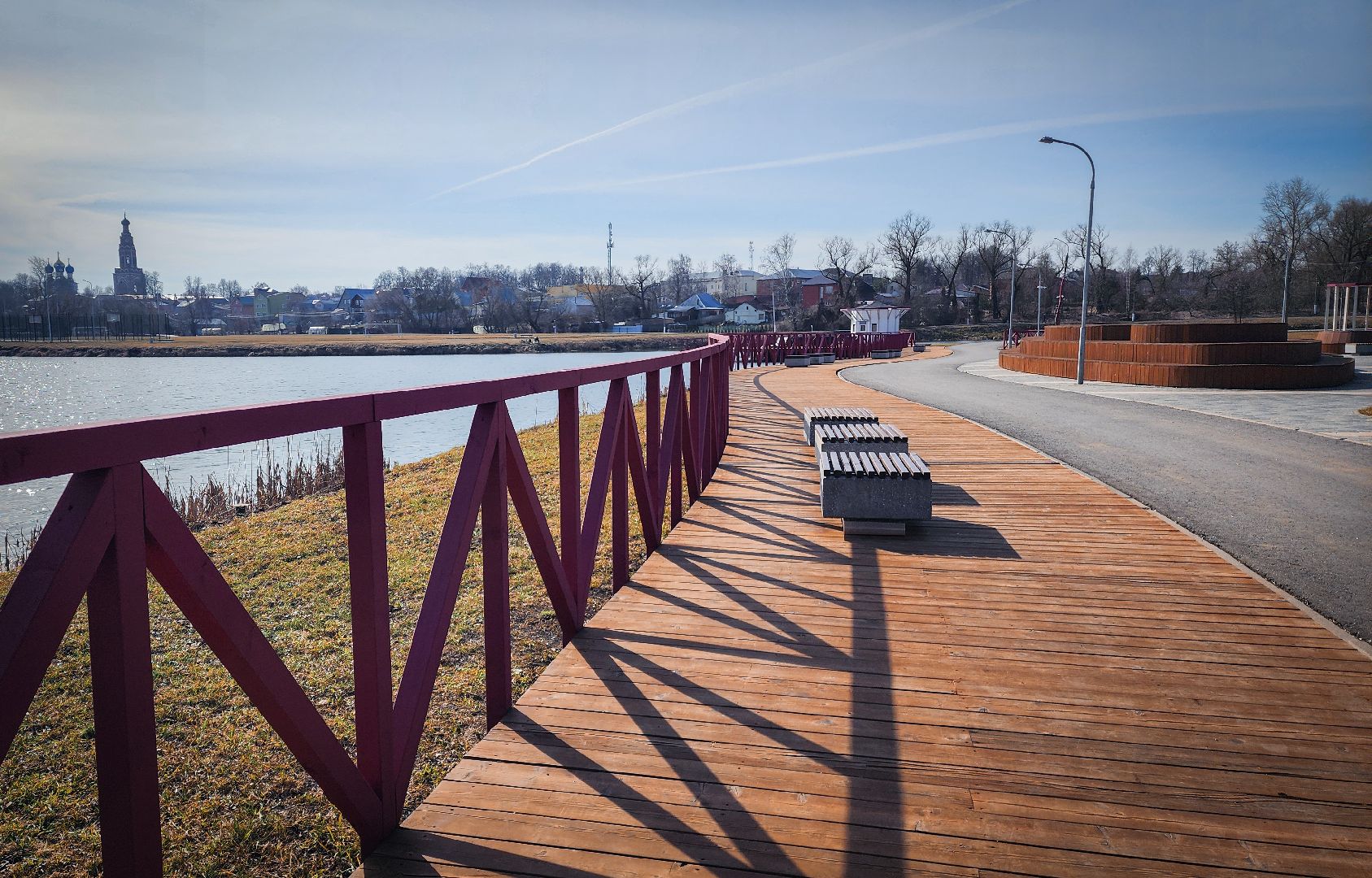 Бронницы, Благоустройство парка, Бронницкий Луг, Красят лавочки,