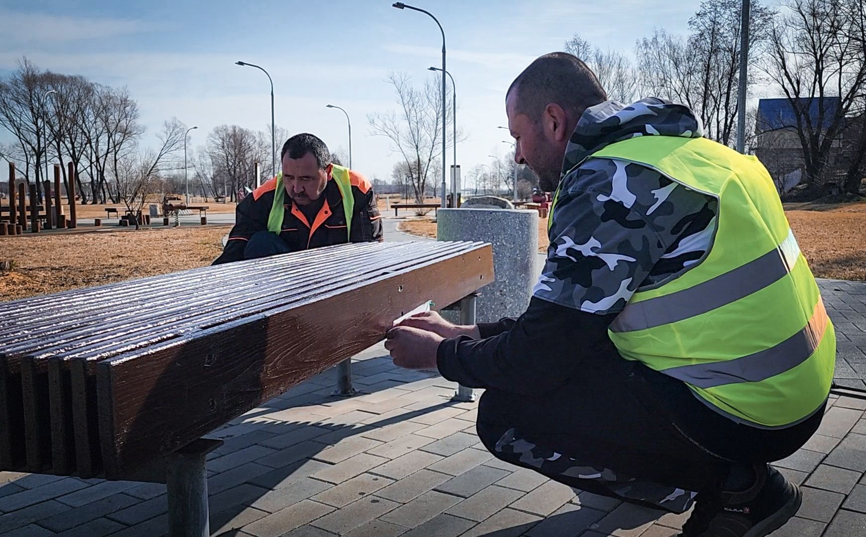 Бронницы, Благоустройство парка, Бронницкий Луг, Красят лавочки,