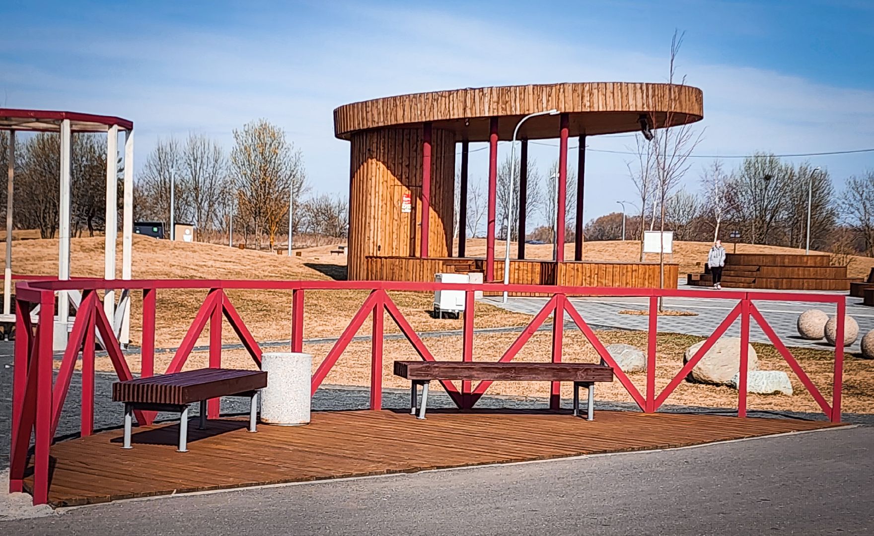 Бронницы, Благоустройство парка, Бронницкий Луг, Красят лавочки,