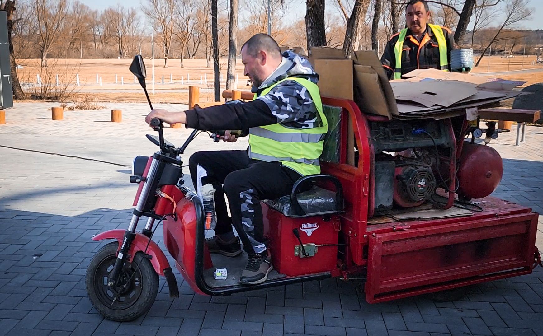 Бронницы, Благоустройство парка, Бронницкий Луг, Красят лавочки,
