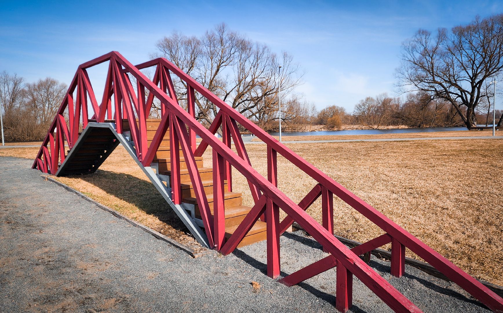 Бронницы, Благоустройство парка, Бронницкий Луг, Красят лавочки,