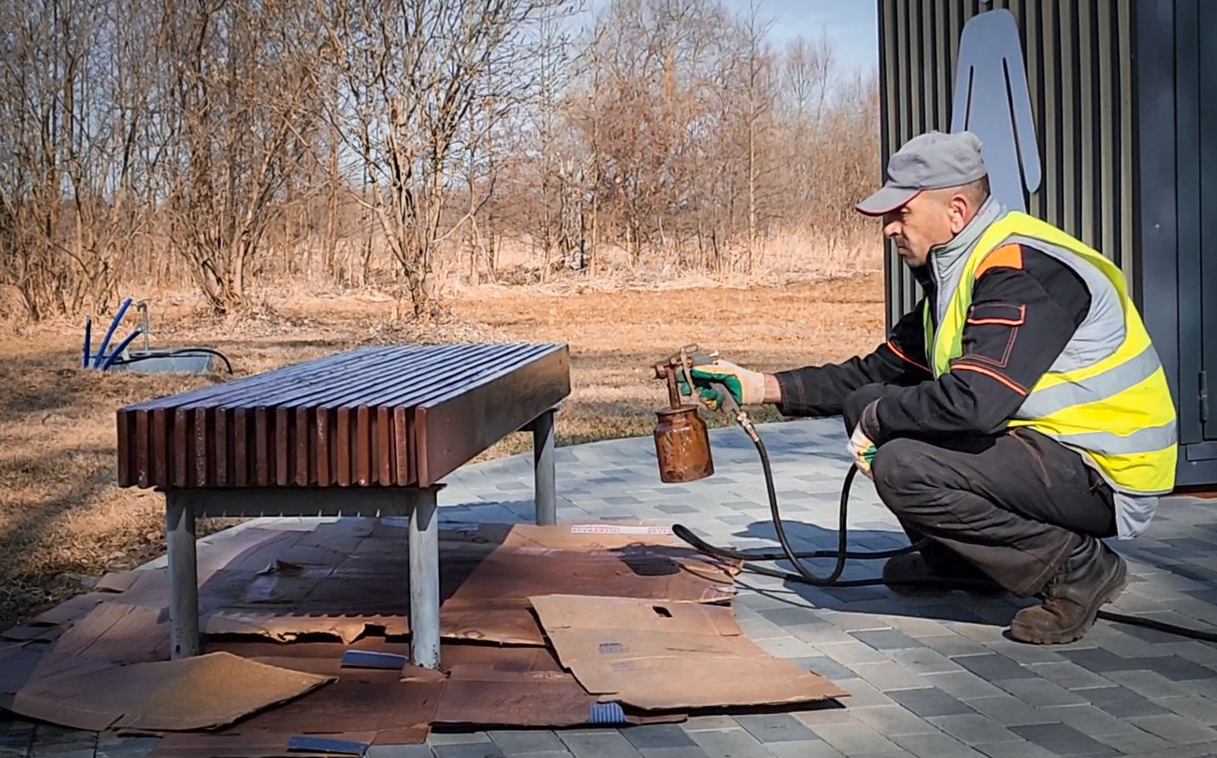 Бронницы, Благоустройство парка, Бронницкий Луг, Красят лавочки,