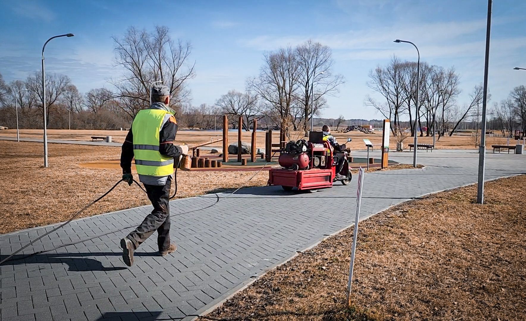Бронницы, Благоустройство парка, Бронницкий Луг, Красят лавочки,