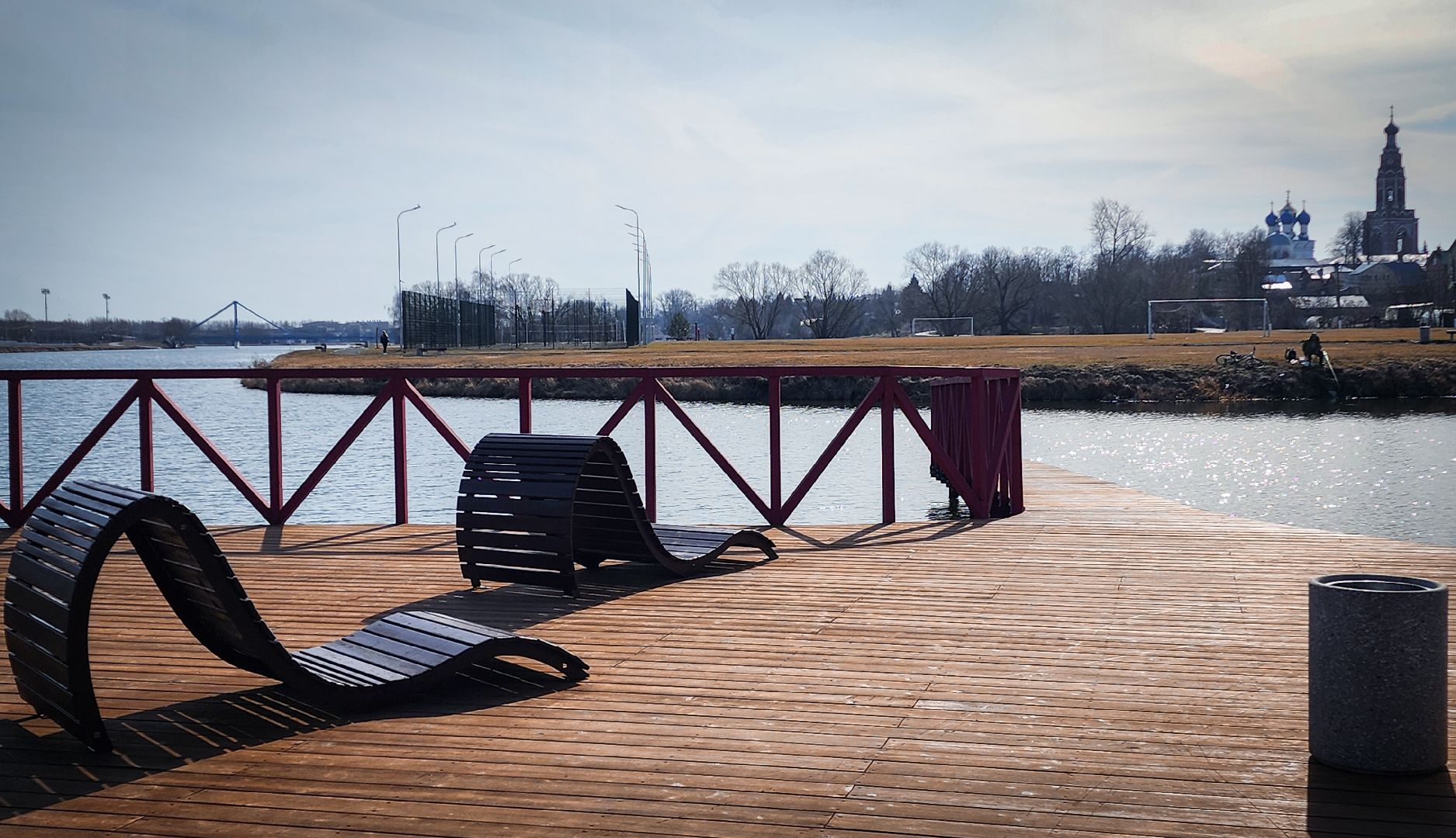 Бронницы, Благоустройство парка, Бронницкий Луг, Красят лавочки,