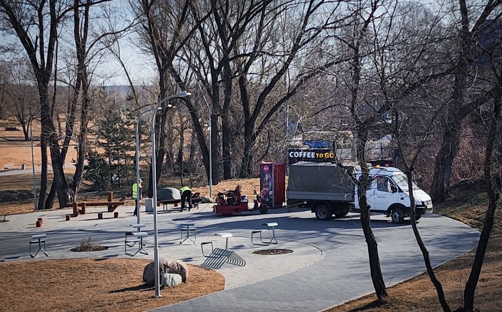 Бронницы, Благоустройство парка, Бронницкий Луг, Красят лавочки,