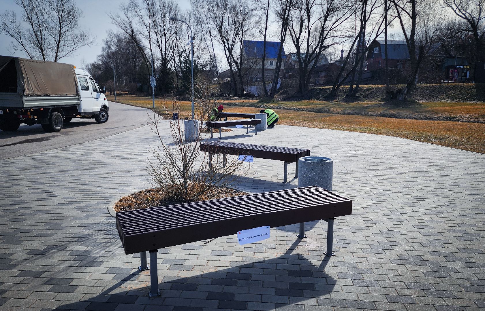 Бронницы, Благоустройство парка, Бронницкий Луг, Красят лавочки,