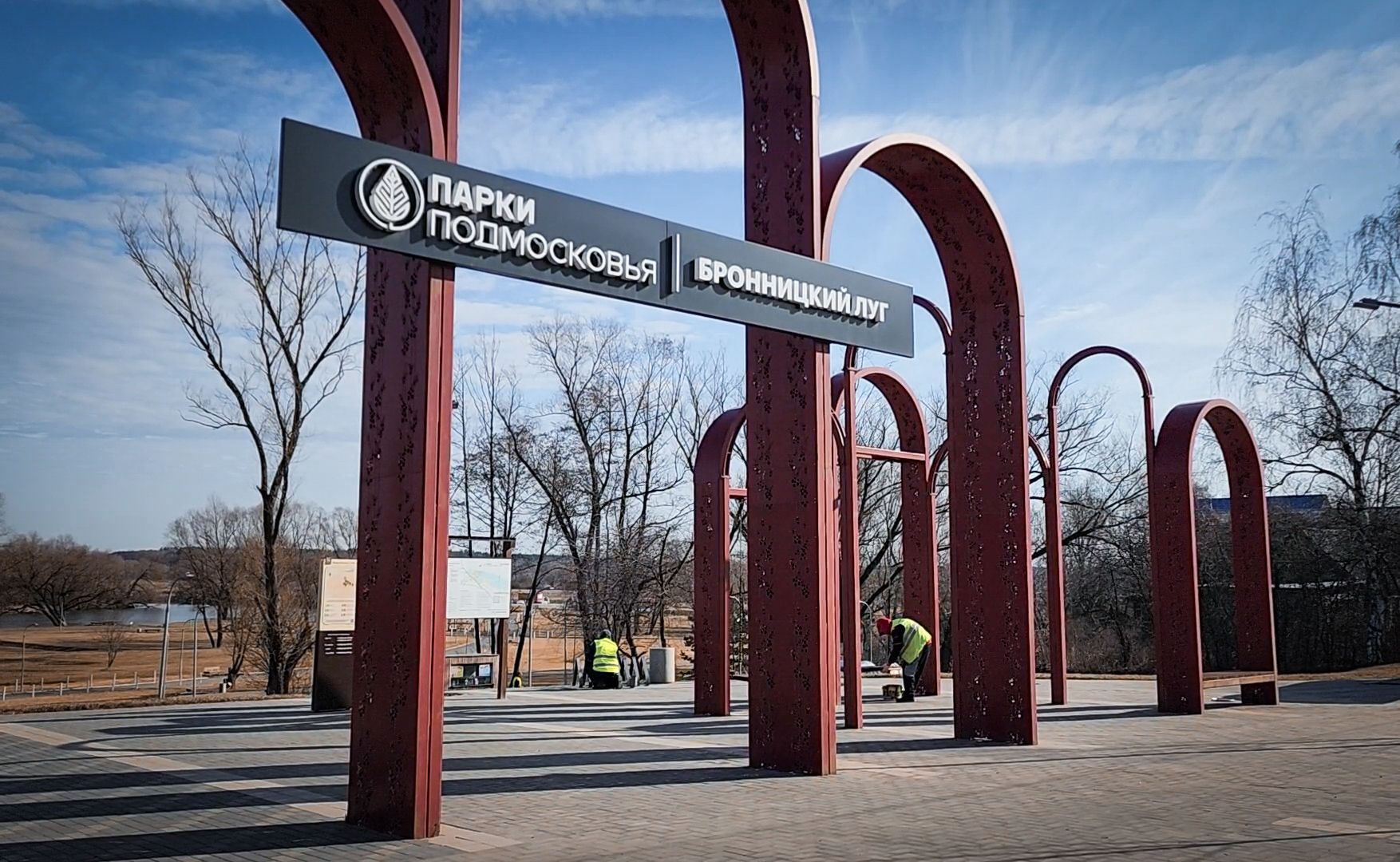 Бронницы, Благоустройство парка, Бронницкий Луг, Красят лавочки,