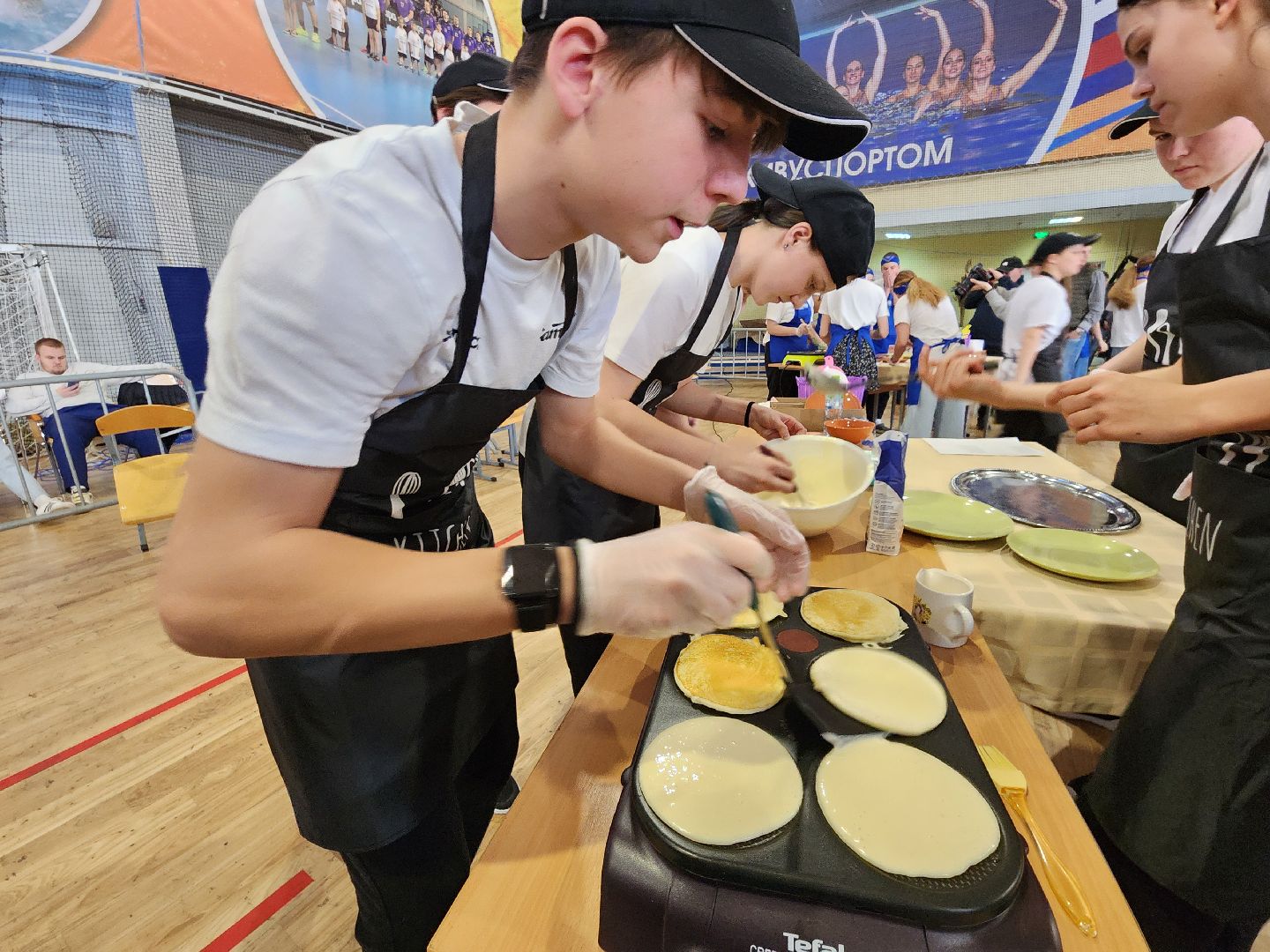 чехов, кулинарный поединок, выпекание блинов, межрегиональный форум, училища олимпийского резерва, здоровое питание, подготовка спортсменов, национальная кухня,