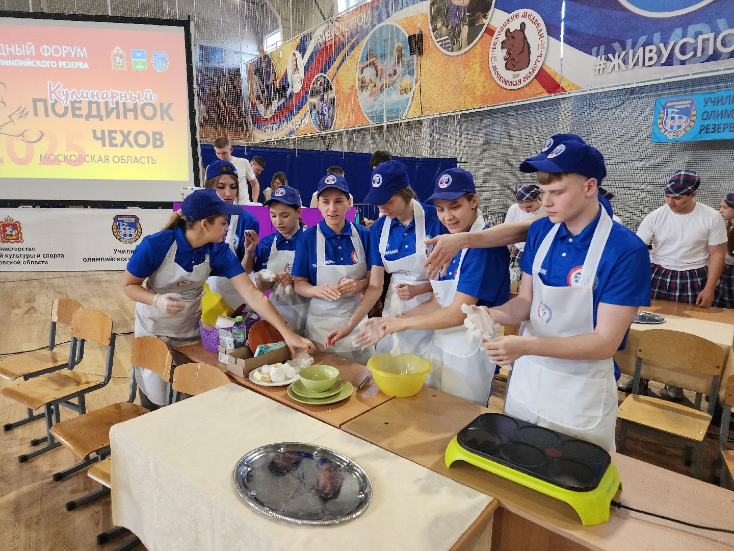 чехов, кулинарный поединок, выпекание блинов, межрегиональный форум, училища олимпийского резерва, здоровое питание, подготовка спортсменов, национальная кухня,