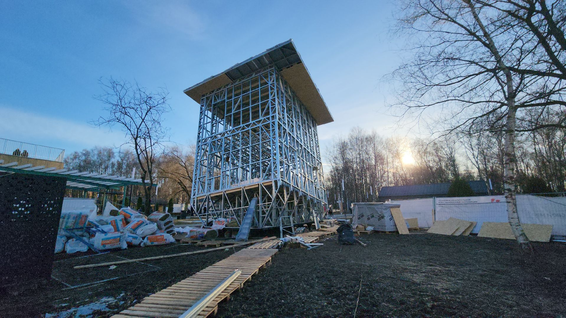 Переврнутый дом, Парк, Лобня,