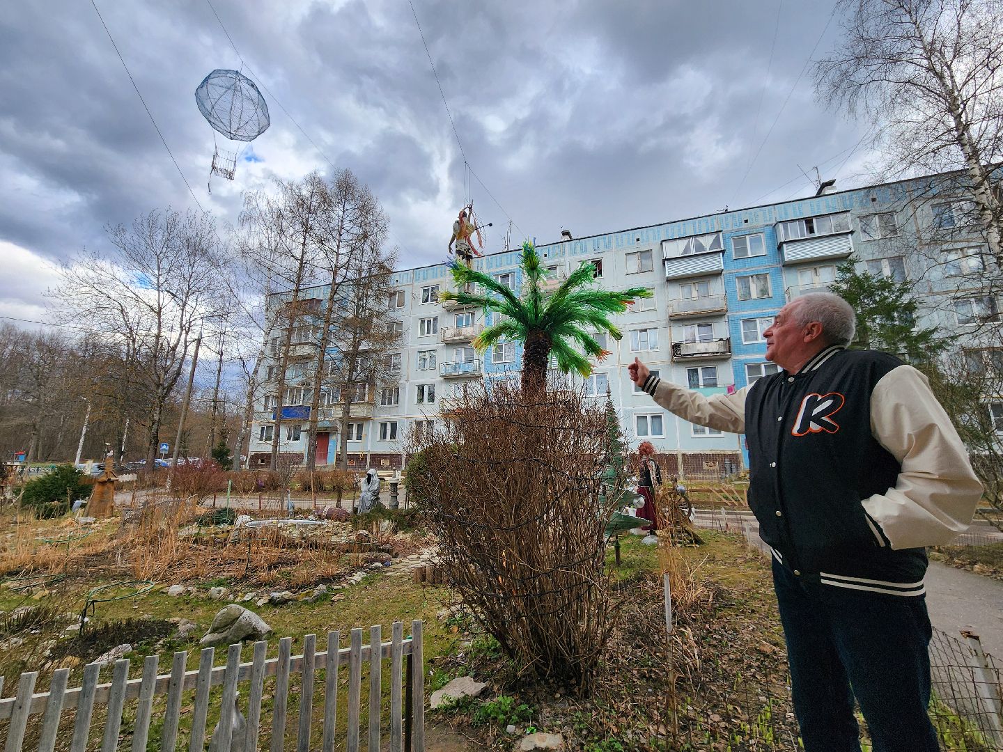 Чехов, деревня Алексеевка, поселок Чернецкое, Чехов-7, улица Победы 16, благоустройство двора, необычные фигуры, инсталляции, озеленение, Владимир Журбас, Светлана Журбас,