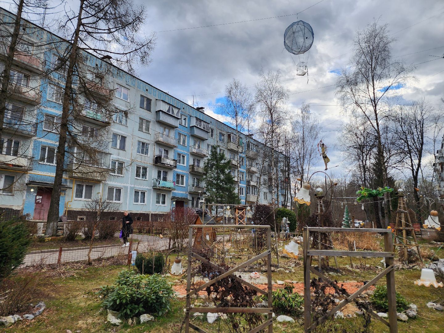 Чехов, деревня Алексеевка, поселок Чернецкое, Чехов-7, улица Победы 16, благоустройство двора, необычные фигуры, инсталляции, озеленение, Владимир Журбас, Светлана Журбас,