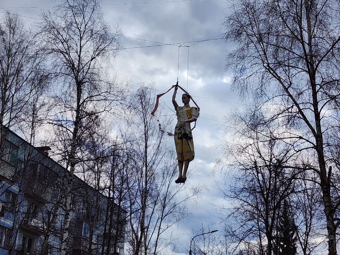 Чехов, деревня Алексеевка, поселок Чернецкое, Чехов-7, улица Победы 16, благоустройство двора, необычные фигуры, инсталляции, озеленение, Владимир Журбас, Светлана Журбас,