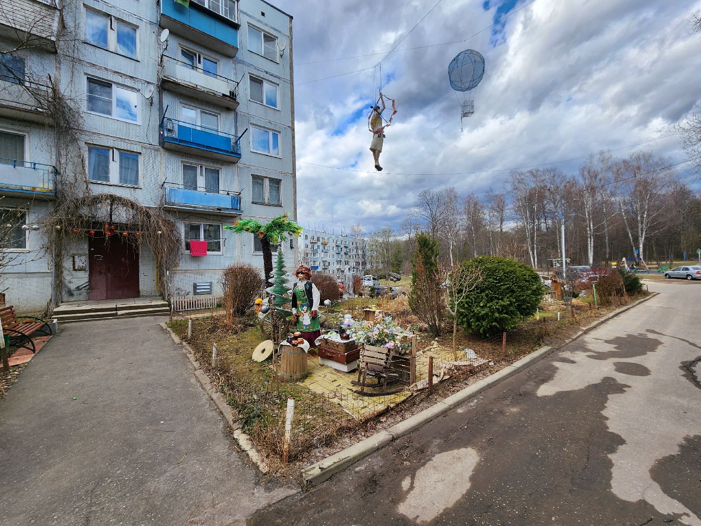 Чехов, деревня Алексеевка, поселок Чернецкое, Чехов-7, улица Победы 16, благоустройство двора, необычные фигуры, инсталляции, озеленение, Владимир Журбас, Светлана Журбас,