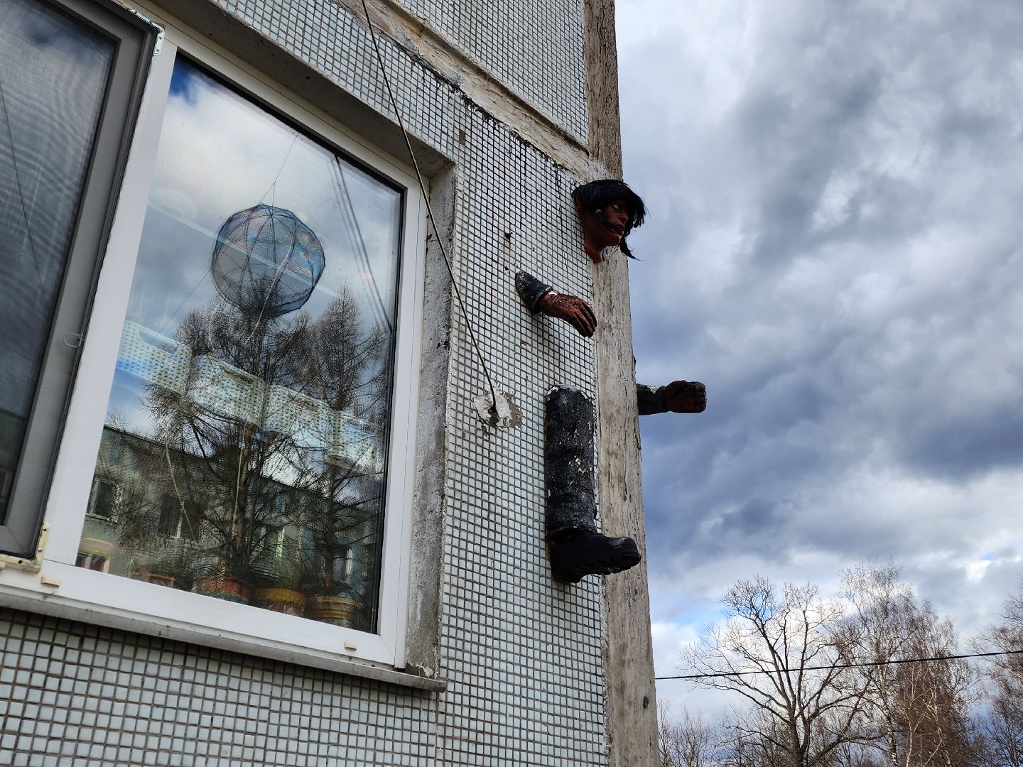 Чехов, деревня Алексеевка, поселок Чернецкое, Чехов-7, улица Победы 16, благоустройство двора, необычные фигуры, инсталляции, озеленение, Владимир Журбас, Светлана Журбас,