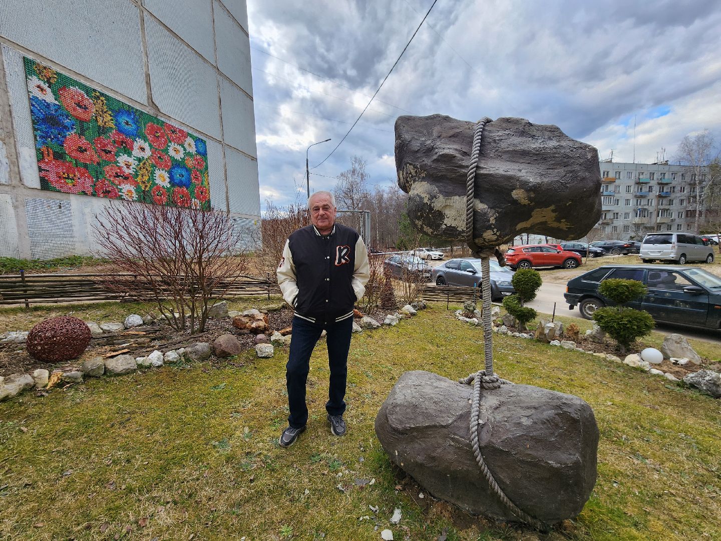 Чехов, деревня Алексеевка, поселок Чернецкое, Чехов-7, улица Победы 16, благоустройство двора, необычные фигуры, инсталляции, озеленение, Владимир Журбас, Светлана Журбас,