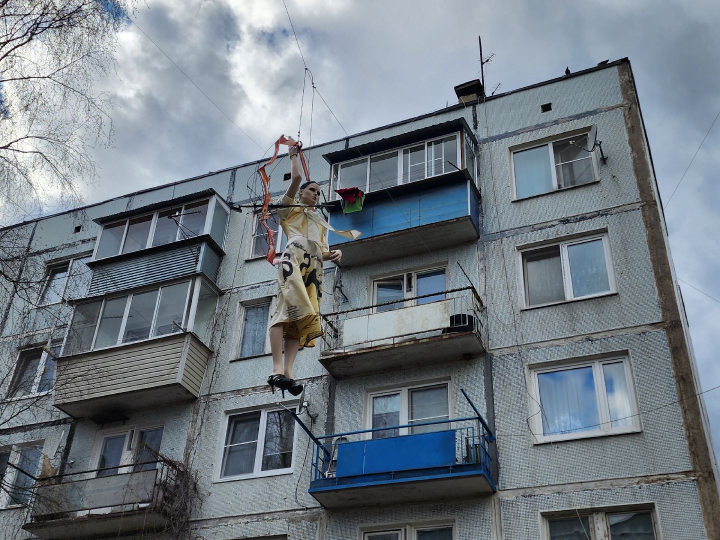 Чехов, деревня Алексеевка, поселок Чернецкое, Чехов-7, улица Победы 16, благоустройство двора, необычные фигуры, инсталляции, озеленение, Владимир Журбас, Светлана Журбас,