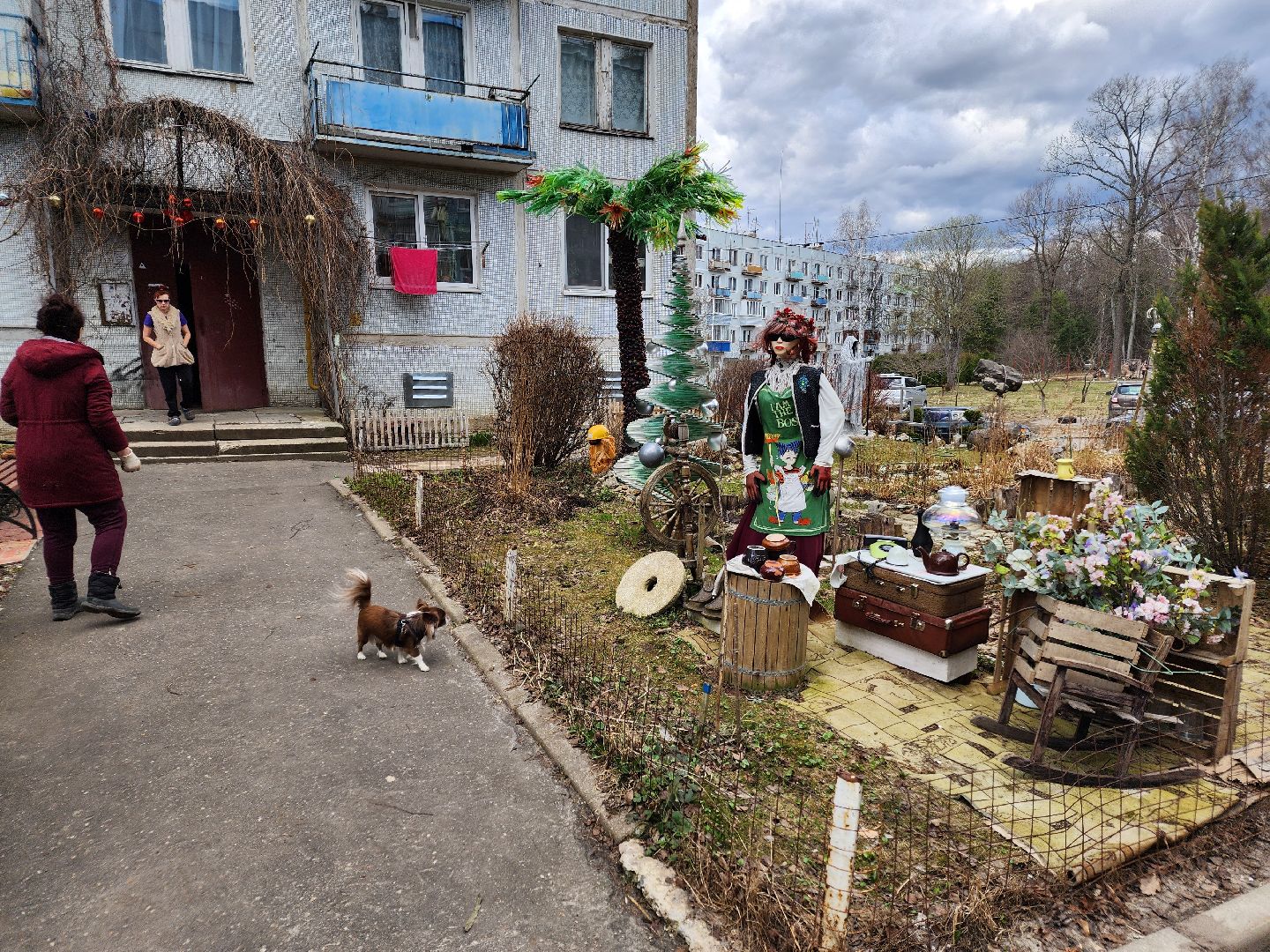 Чехов, деревня Алексеевка, поселок Чернецкое, Чехов-7, улица Победы 16, благоустройство двора, необычные фигуры, инсталляции, озеленение, Владимир Журбас, Светлана Журбас,