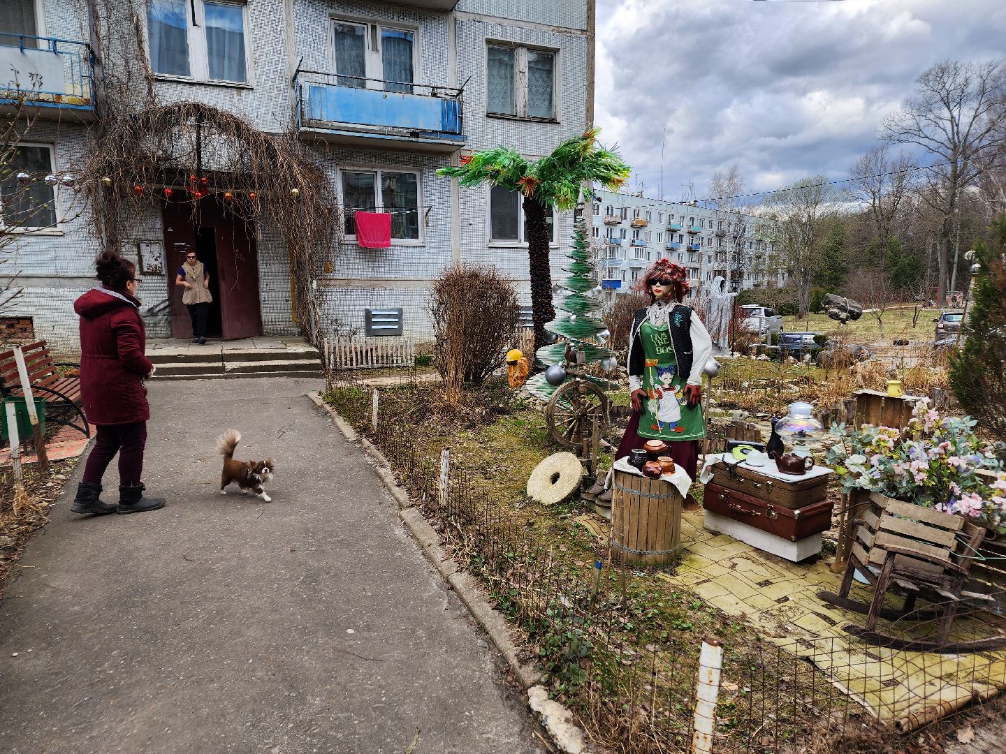 Чехов, деревня Алексеевка, поселок Чернецкое, Чехов-7, улица Победы 16, благоустройство двора, необычные фигуры, инсталляции, озеленение, Владимир Журбас, Светлана Журбас,