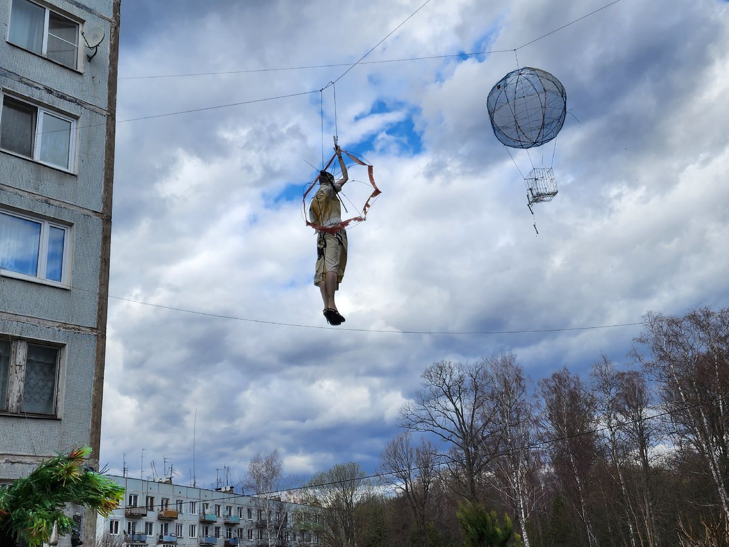 Чехов, деревня Алексеевка, поселок Чернецкое, Чехов-7, улица Победы 16, благоустройство двора, необычные фигуры, инсталляции, озеленение, Владимир Журбас, Светлана Журбас,