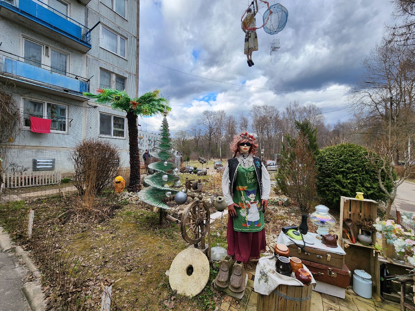 Чехов, деревня Алексеевка, поселок Чернецкое, Чехов-7, улица Победы 16, благоустройство двора, необычные фигуры, инсталляции, озеленение, Владимир Журбас, Светлана Журбас,