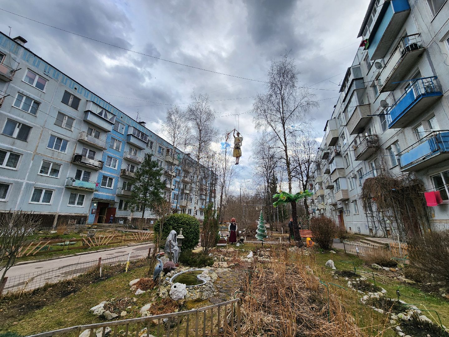 Чехов, деревня Алексеевка, поселок Чернецкое, Чехов-7, улица Победы 16, благоустройство двора, необычные фигуры, инсталляции, озеленение, Владимир Журбас, Светлана Журбас,