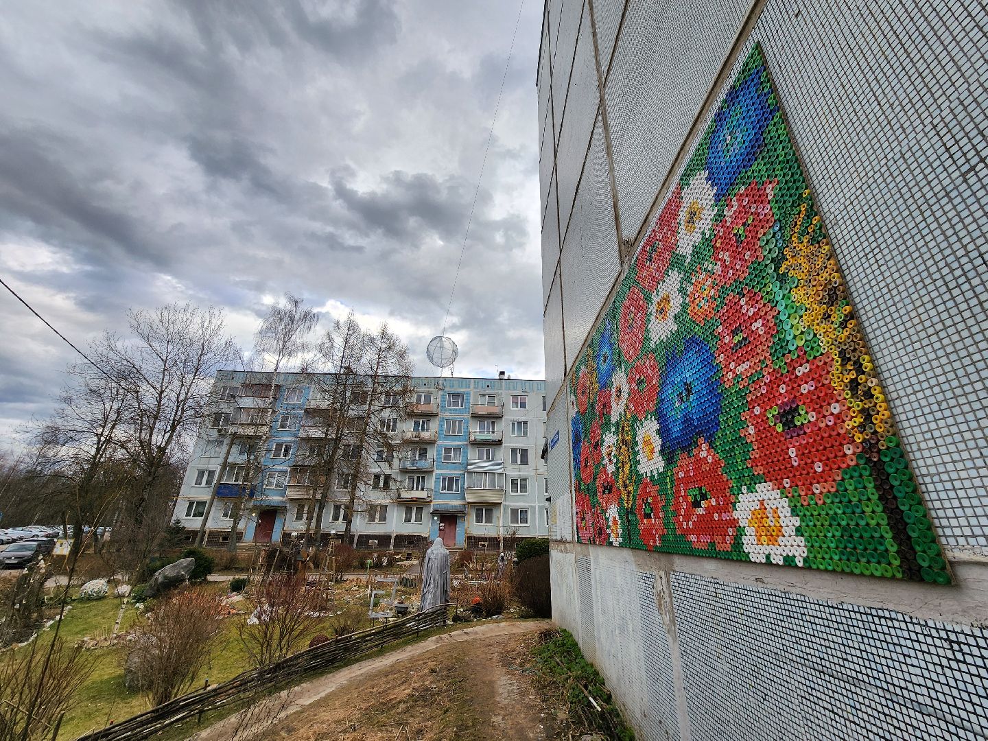 Чехов, деревня Алексеевка, поселок Чернецкое, Чехов-7, улица Победы 16, благоустройство двора, необычные фигуры, инсталляции, озеленение, Владимир Журбас, Светлана Журбас,