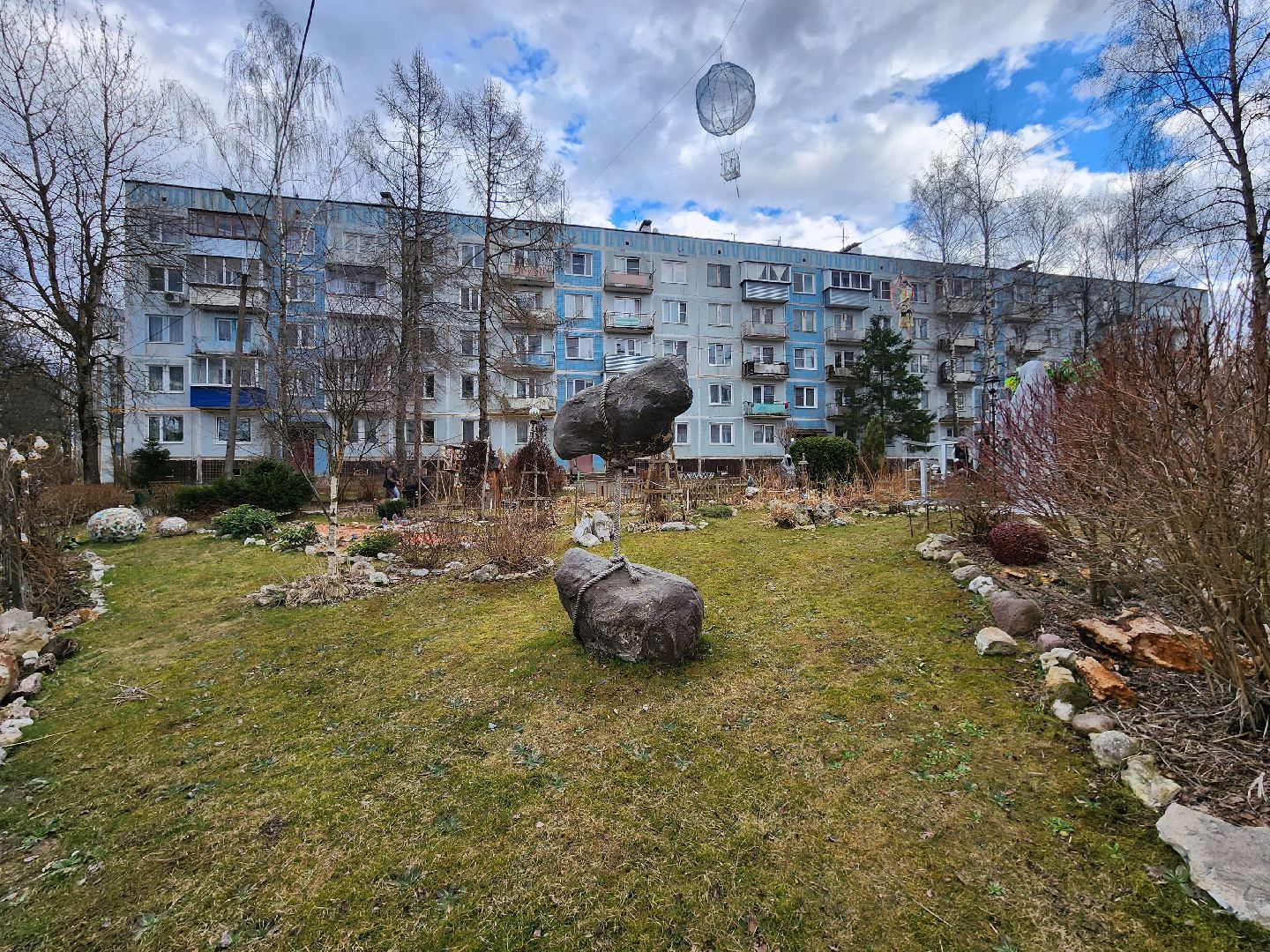 Чехов, деревня Алексеевка, поселок Чернецкое, Чехов-7, улица Победы 16, благоустройство двора, необычные фигуры, инсталляции, озеленение, Владимир Журбас, Светлана Журбас,