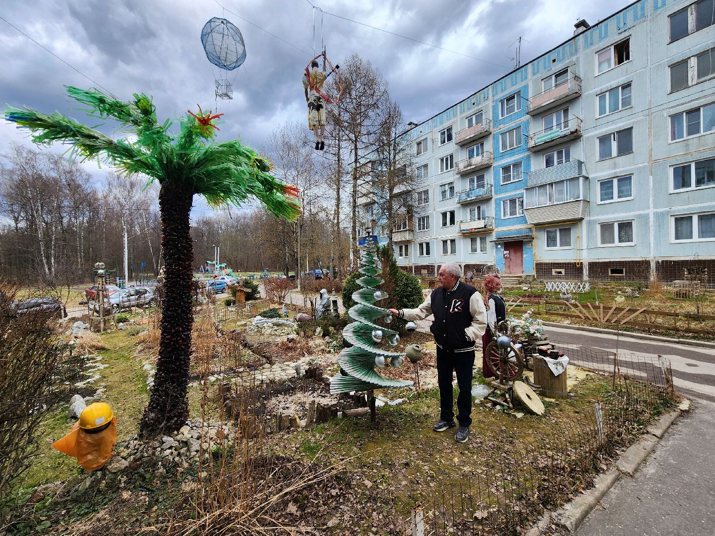 Чехов, деревня Алексеевка, поселок Чернецкое, Чехов-7, улица Победы 16, благоустройство двора, необычные фигуры, инсталляции, озеленение, Владимир Журбас, Светлана Журбас,