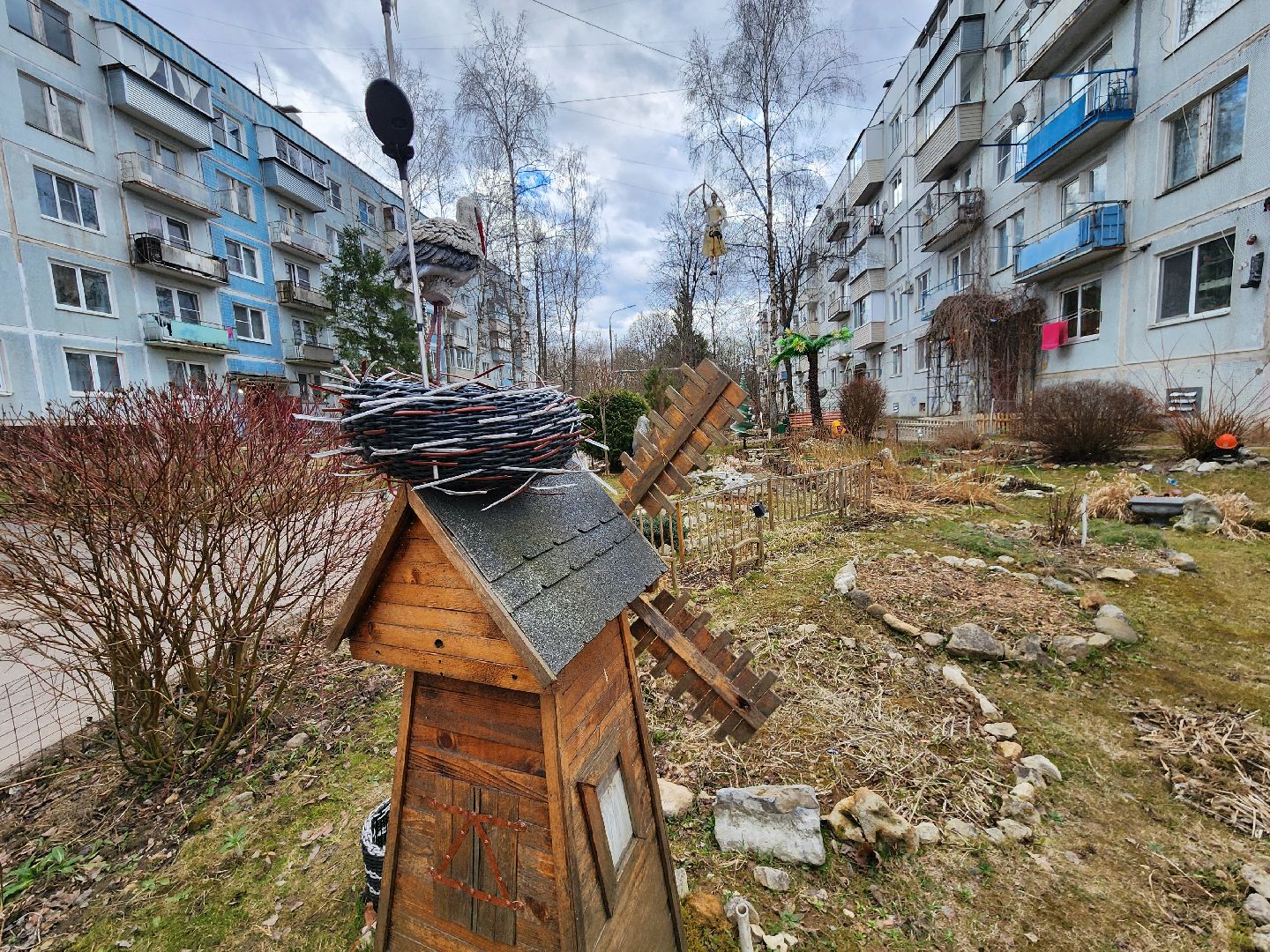 Чехов, деревня Алексеевка, поселок Чернецкое, Чехов-7, улица Победы 16, благоустройство двора, необычные фигуры, инсталляции, озеленение, Владимир Журбас, Светлана Журбас,