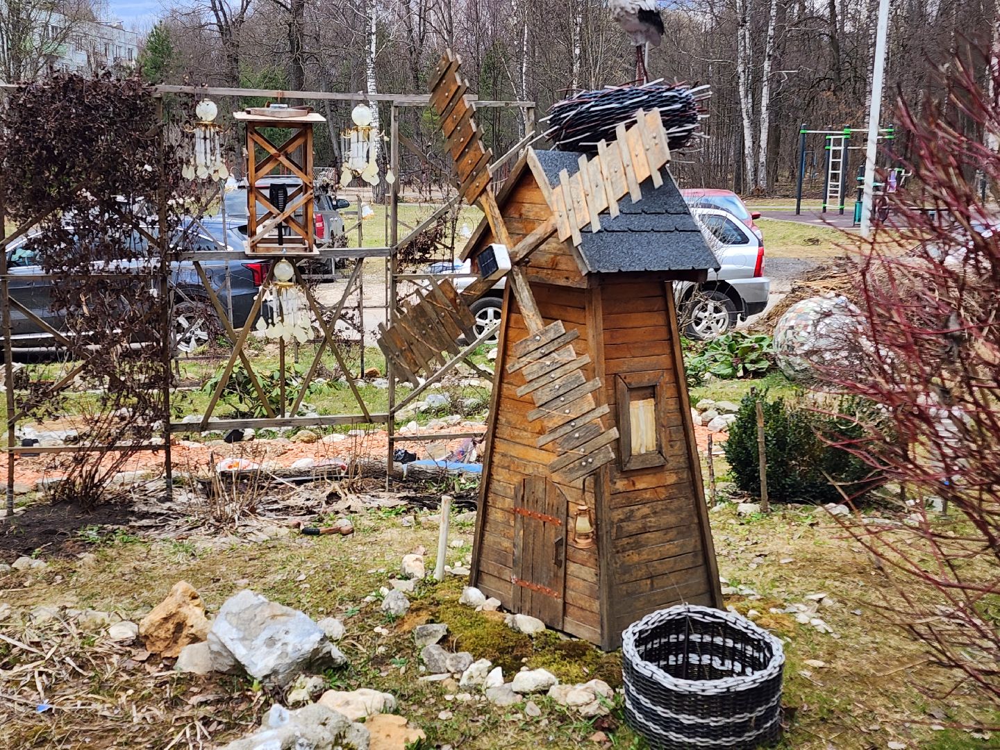 Чехов, деревня Алексеевка, поселок Чернецкое, Чехов-7, улица Победы 16, благоустройство двора, необычные фигуры, инсталляции, озеленение, Владимир Журбас, Светлана Журбас,