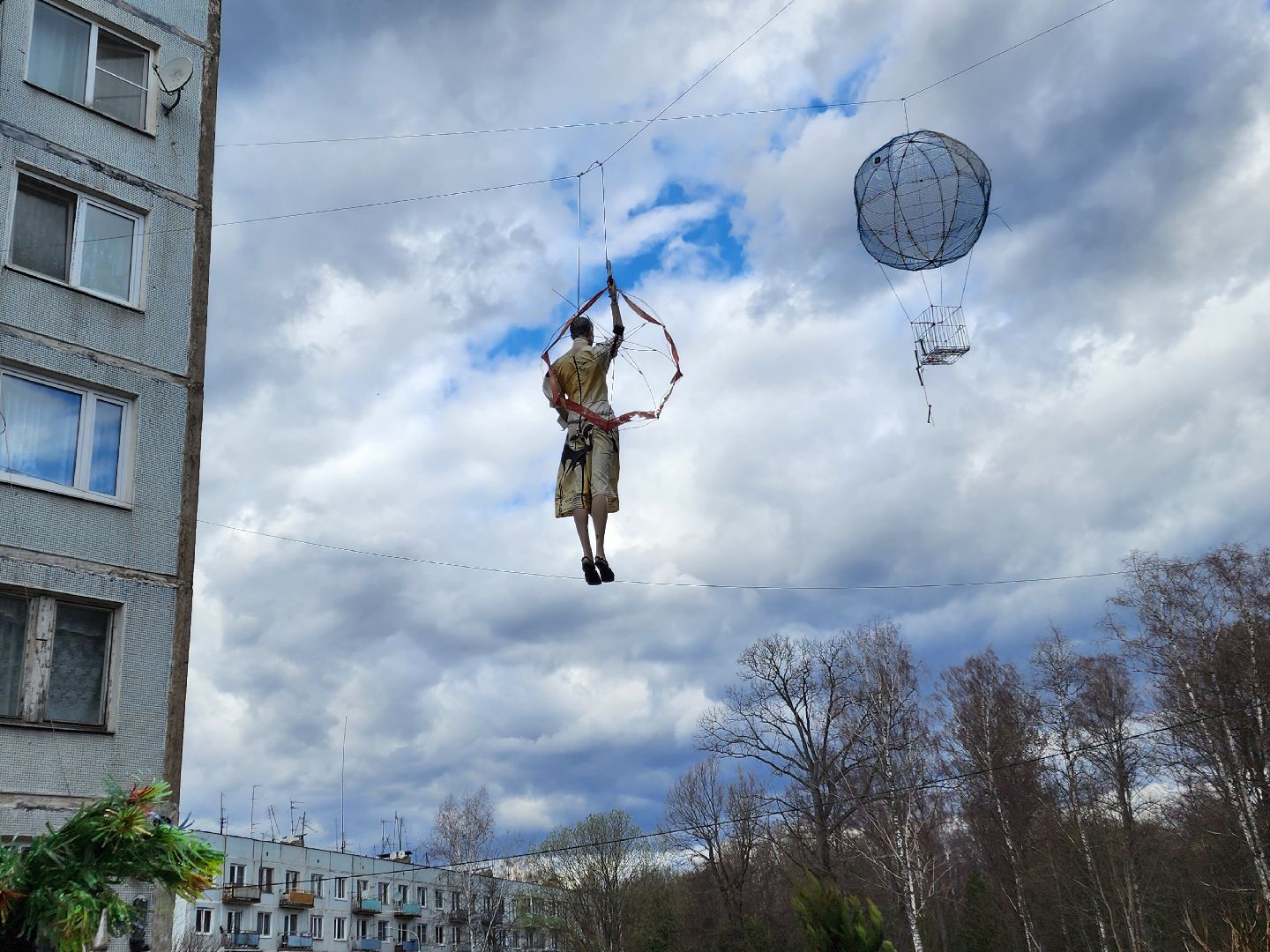 Чехов, деревня Алексеевка, поселок Чернецкое, Чехов-7, улица Победы 16, благоустройство двора, необычные фигуры, инсталляции, озеленение, Владимир Журбас, Светлана Журбас,