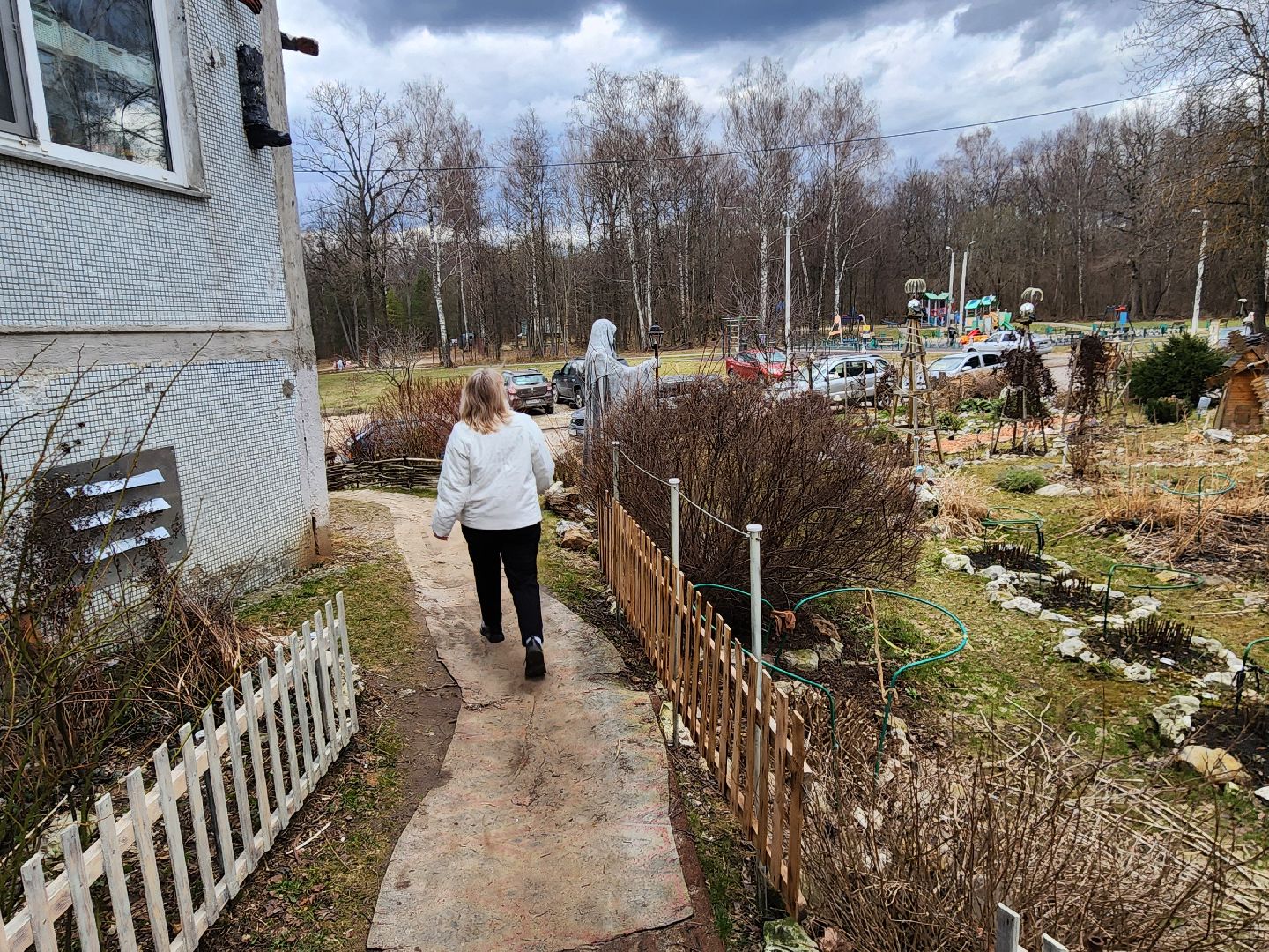 Чехов, деревня Алексеевка, поселок Чернецкое, Чехов-7, улица Победы 16, благоустройство двора, необычные фигуры, инсталляции, озеленение, Владимир Журбас, Светлана Журбас,