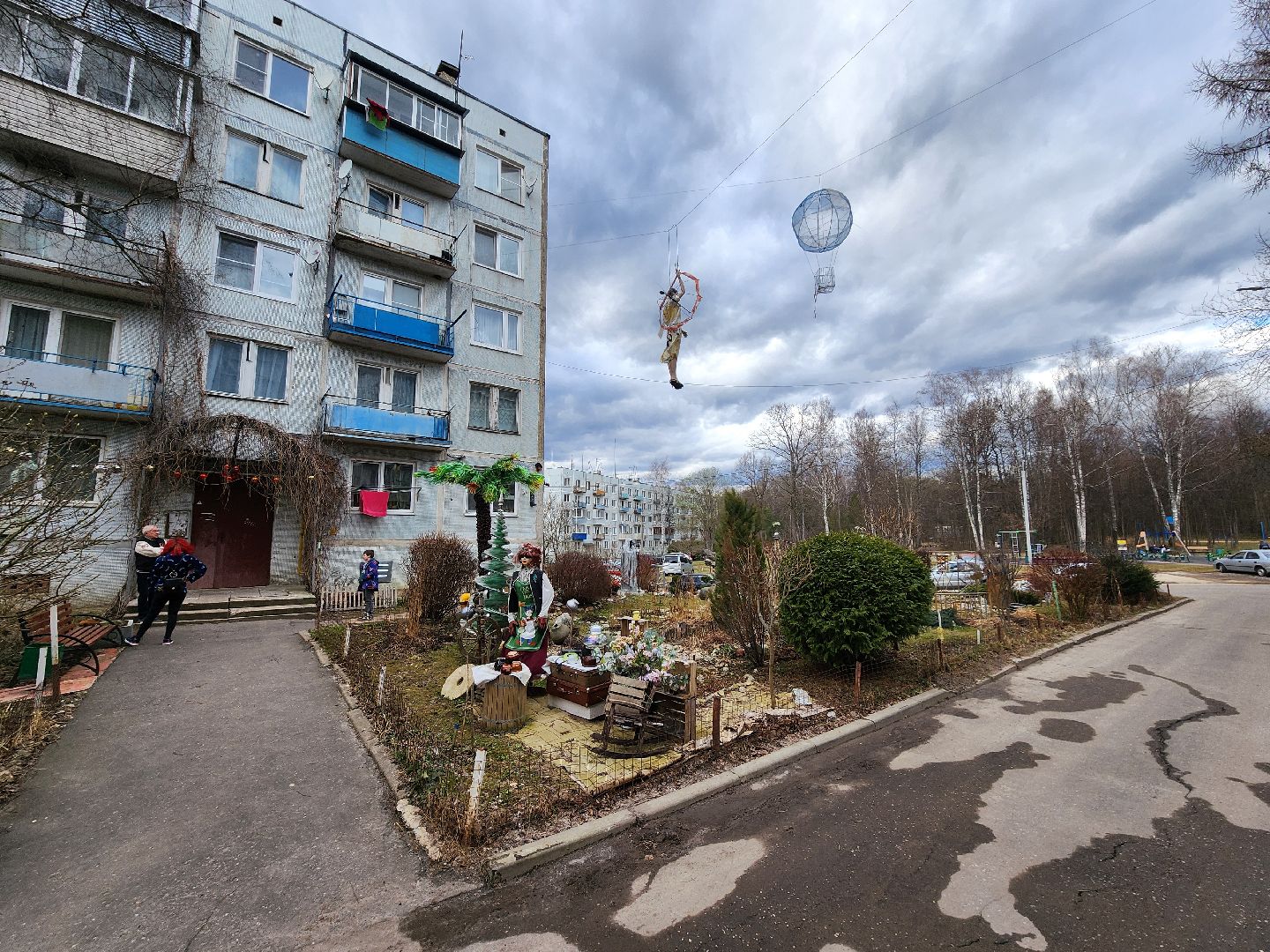 Чехов, деревня Алексеевка, поселок Чернецкое, Чехов-7, улица Победы 16, благоустройство двора, необычные фигуры, инсталляции, озеленение, Владимир Журбас, Светлана Журбас,