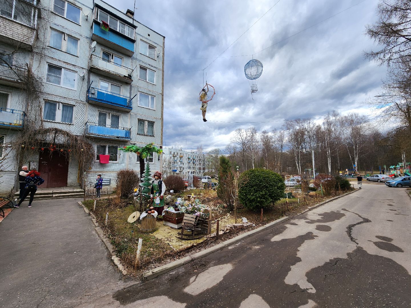 Чехов, деревня Алексеевка, поселок Чернецкое, Чехов-7, улица Победы 16, благоустройство двора, необычные фигуры, инсталляции, озеленение, Владимир Журбас, Светлана Журбас,