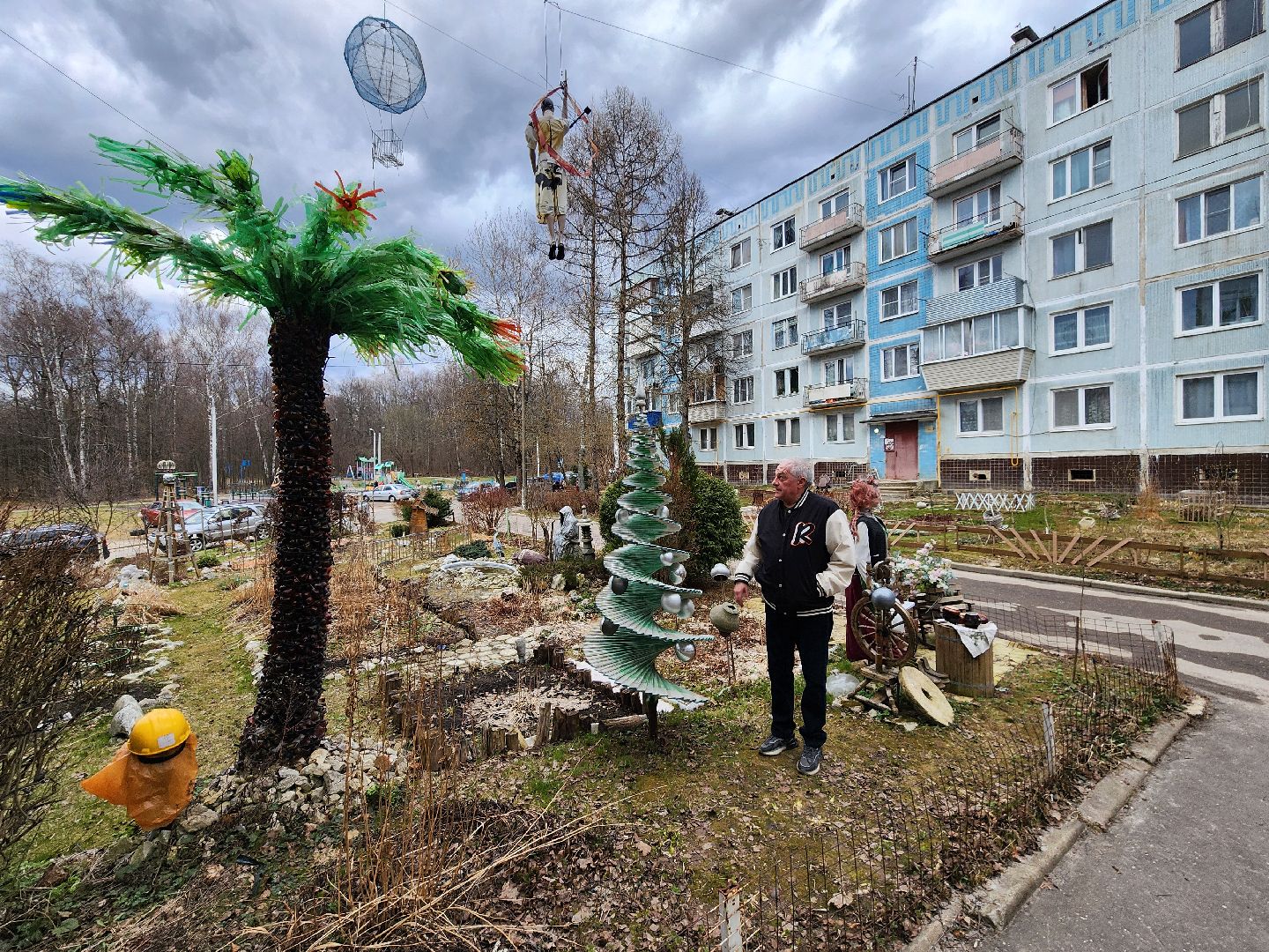 Чехов, деревня Алексеевка, поселок Чернецкое, Чехов-7, улица Победы 16, благоустройство двора, необычные фигуры, инсталляции, озеленение, Владимир Журбас, Светлана Журбас,
