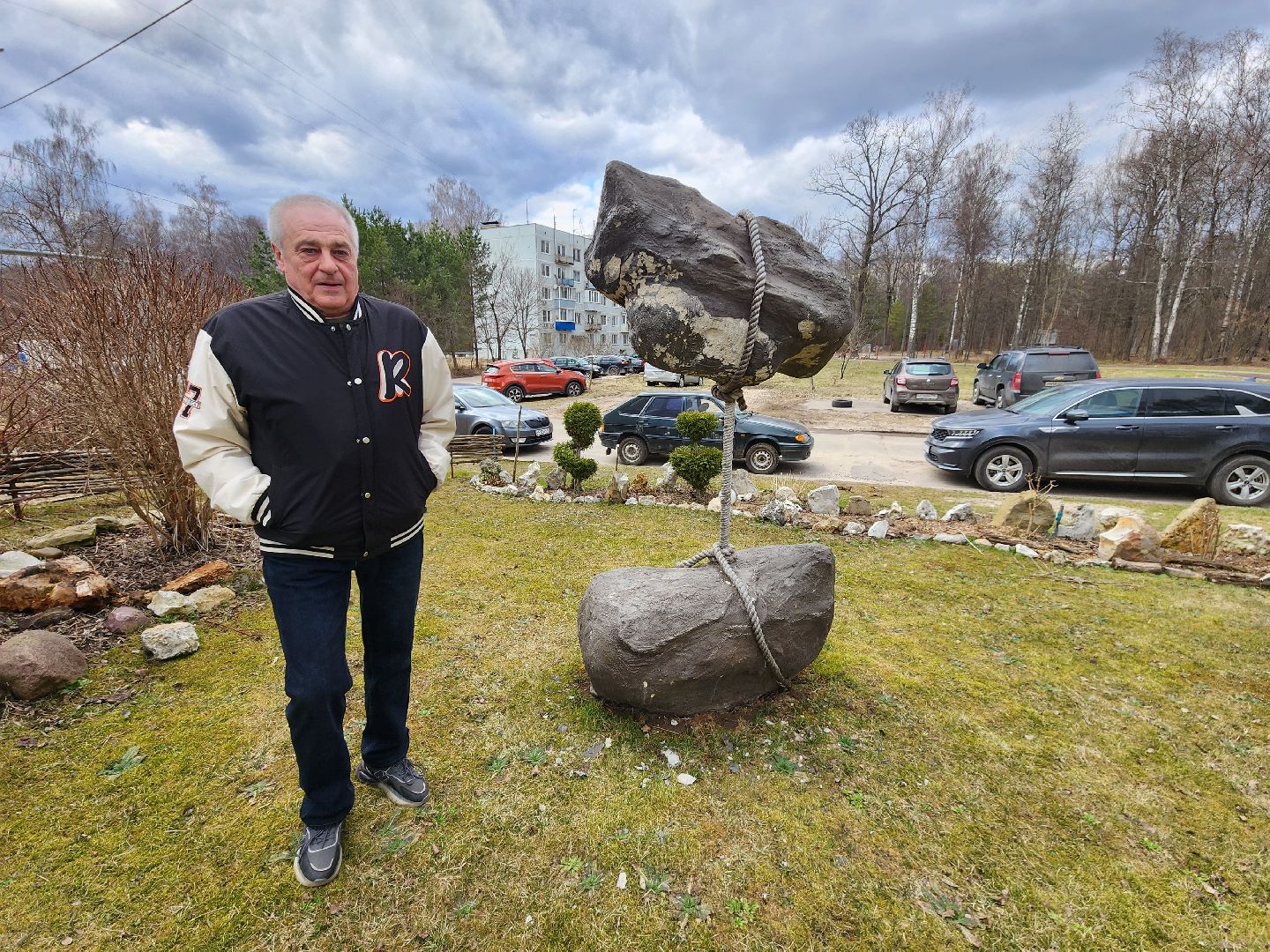 Чехов, деревня Алексеевка, поселок Чернецкое, Чехов-7, улица Победы 16, благоустройство двора, необычные фигуры, инсталляции, озеленение, Владимир Журбас, Светлана Журбас,