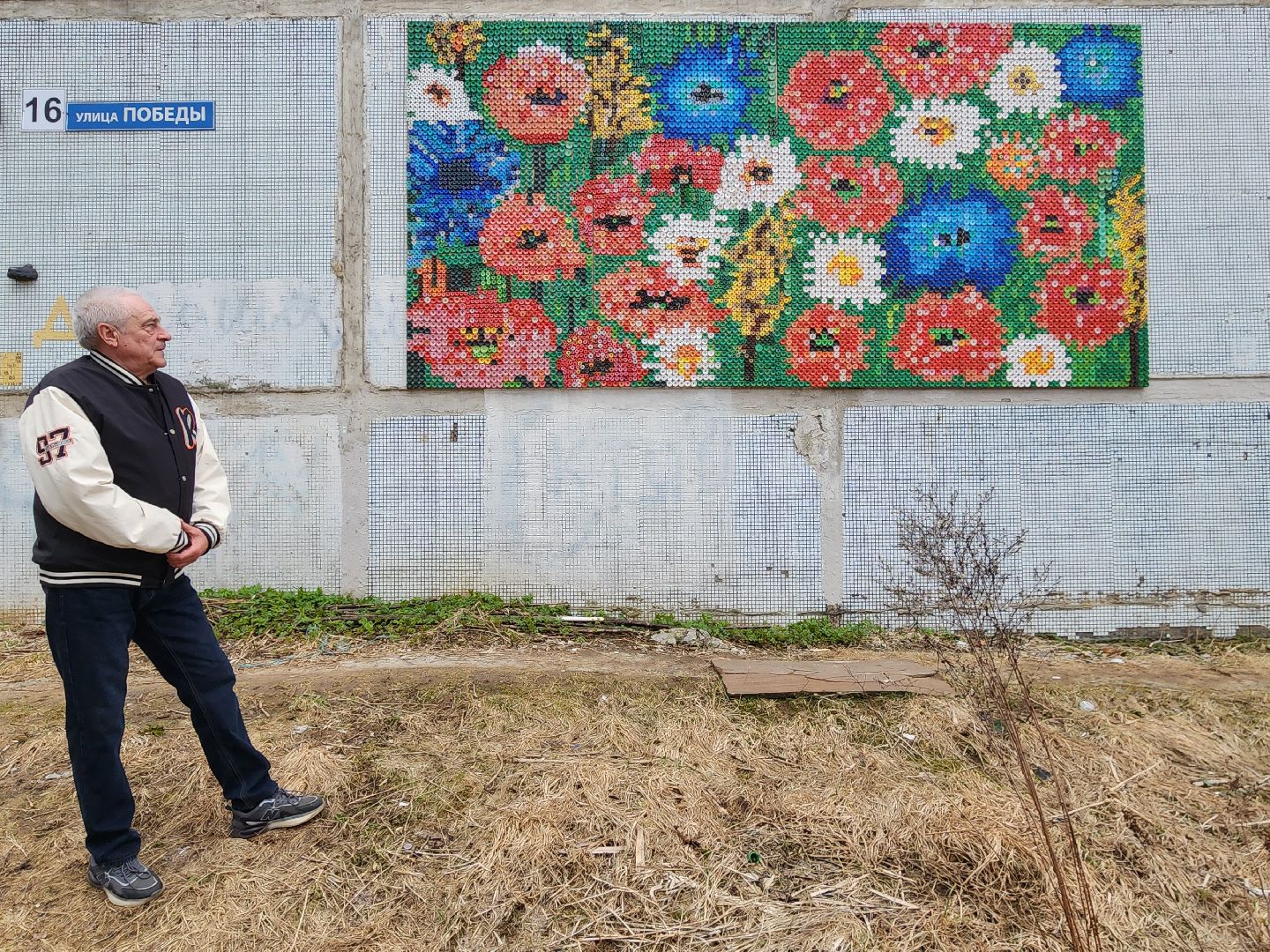 Чехов, деревня Алексеевка, поселок Чернецкое, Чехов-7, улица Победы 16, благоустройство двора, необычные фигуры, инсталляции, озеленение, Владимир Журбас, Светлана Журбас,