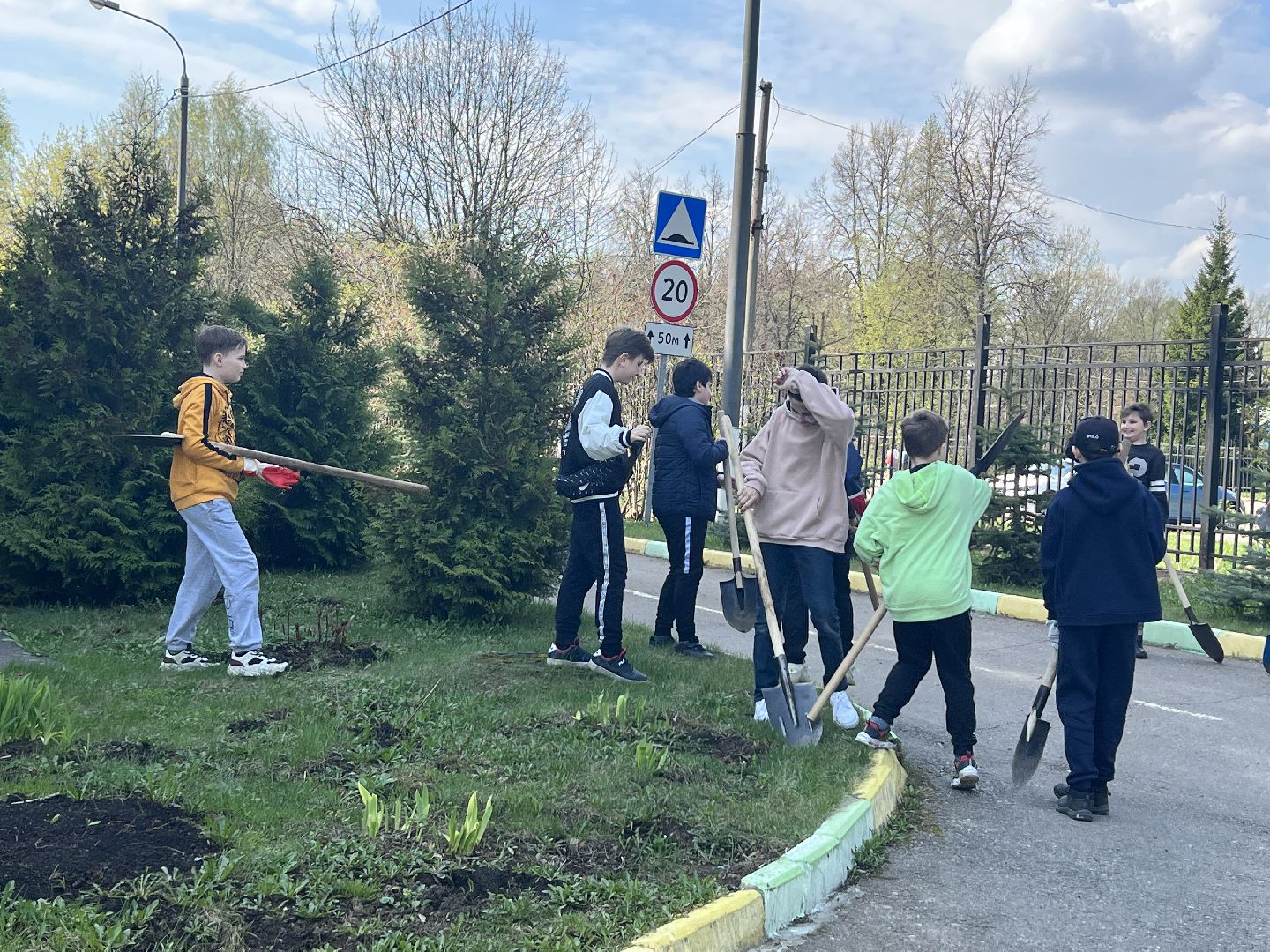 Химки, микрорайон Планерная, лицей №15, школа, дети, субботник, уборка