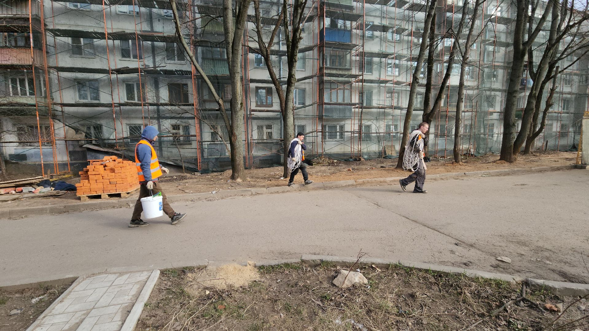 вертикалки, пушкино, капремонт, ремонт фасада дома, рабочие, подрядная организация,штукатурка, штукатурные работы,