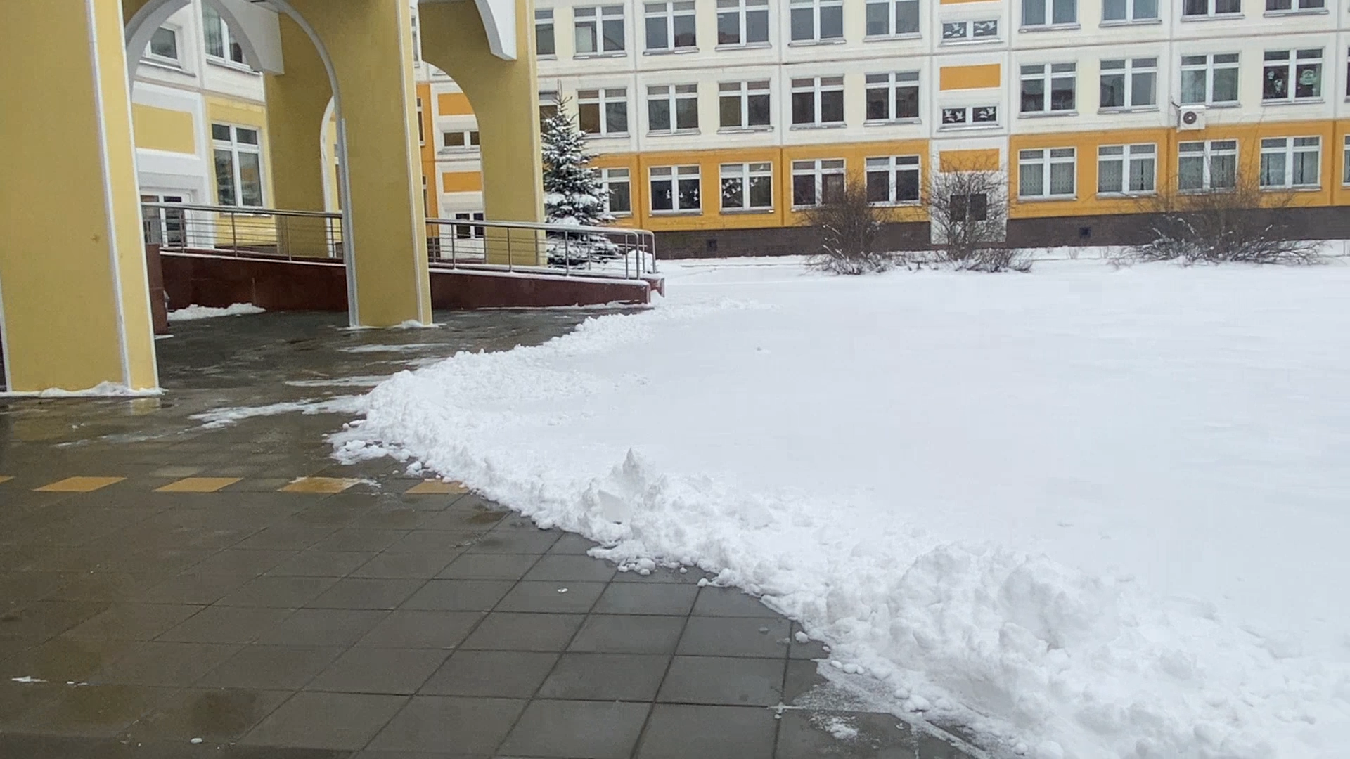 уборка снега, снег в апреле, мку жкх и благоустройство, коммунальщики власихи,