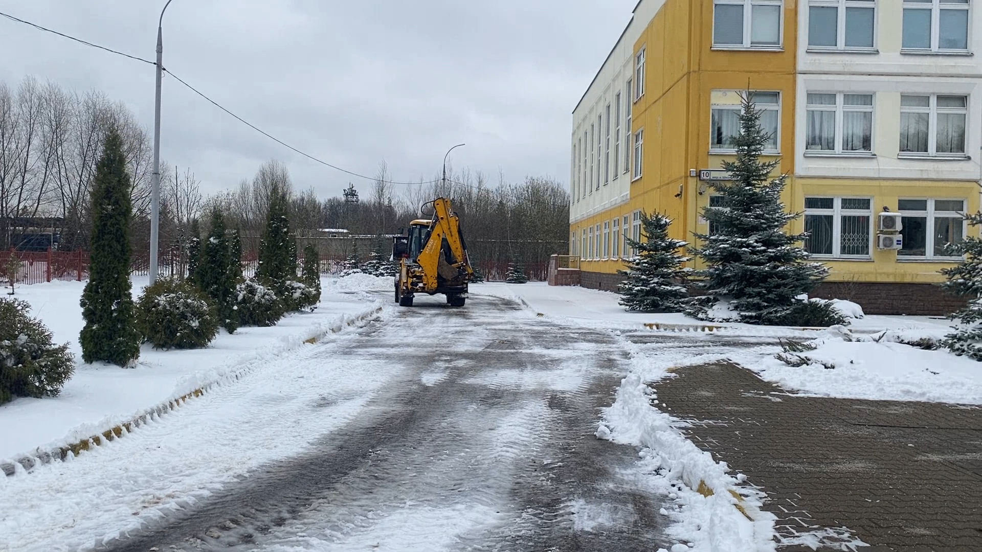 уборка снега, снег в апреле, мку жкх и благоустройство, коммунальщики власихи,